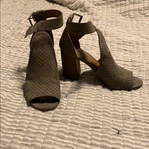 VERY GOOD Universal Thread Heels size 9